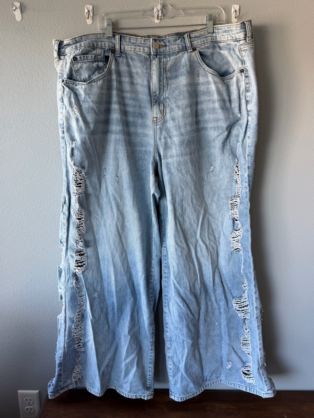 Torrid light blue distressed high-rise baggy wide leg jeans Women’s size 24T